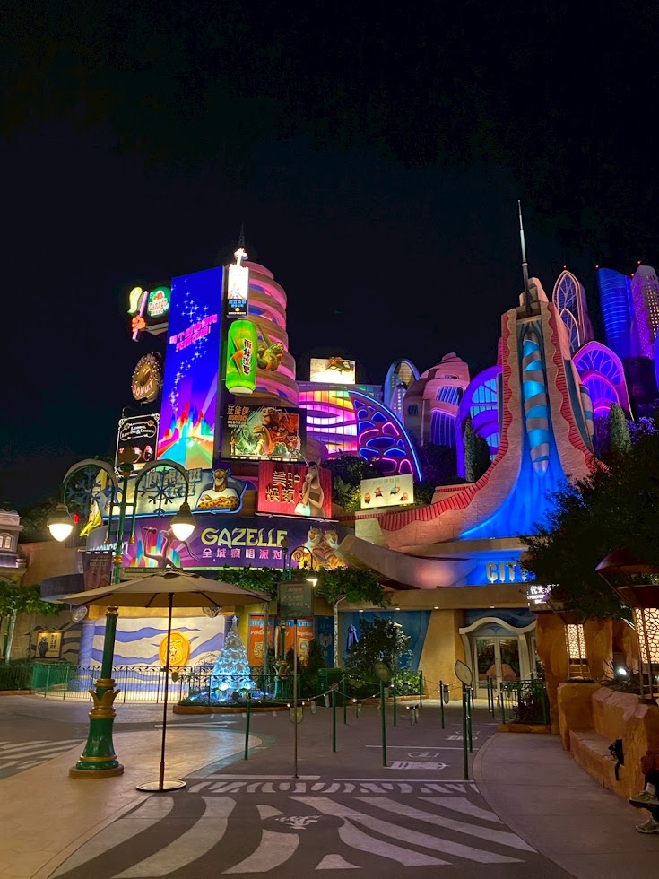 上海ディズニーのズートピアエリアの夜景街並み