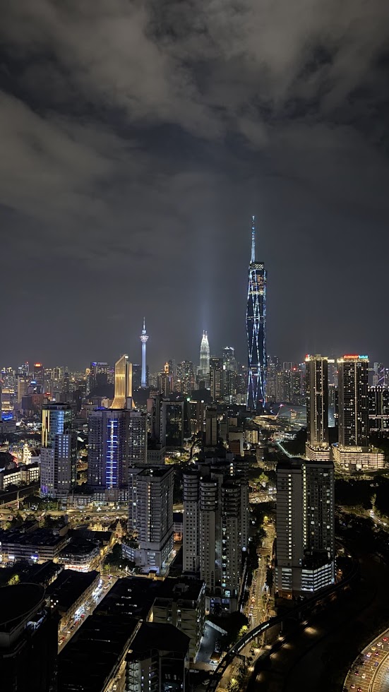 クアラルンプールは夜が強い。屋台街と夜景の振れ幅がかなり大きかった
