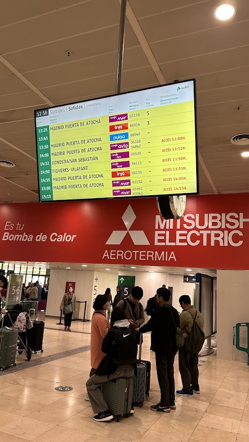 バルセロナ・サンツ駅の電光掲示板