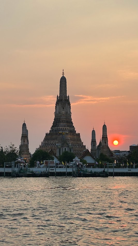 バンコクで見た夕景の中でも印象に残った、ワット・アルンと夕陽