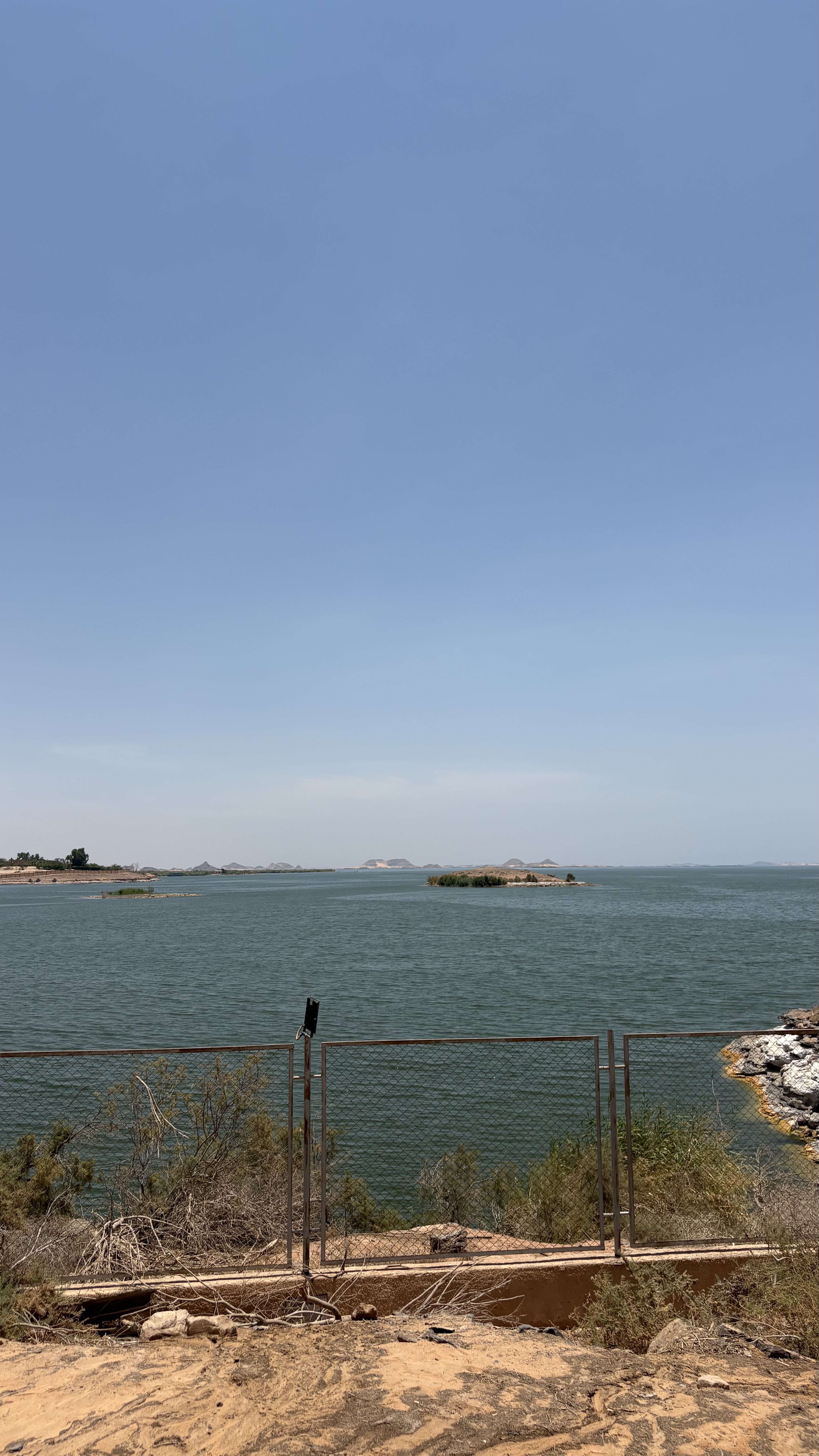 アブシンベル神殿付近から望むナセル湖の風景